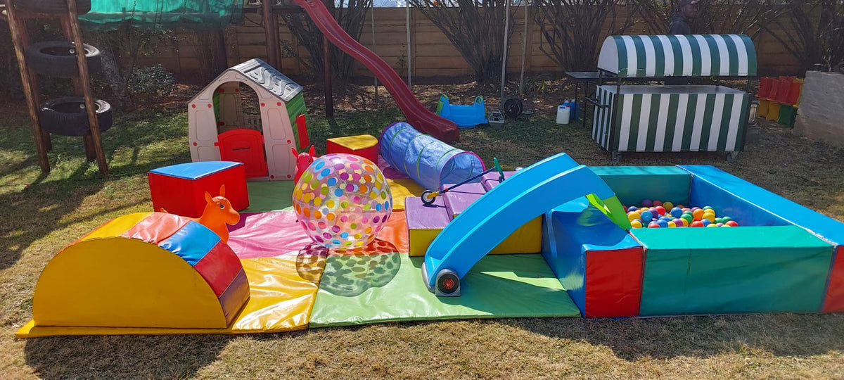 Soft play set with ball pond